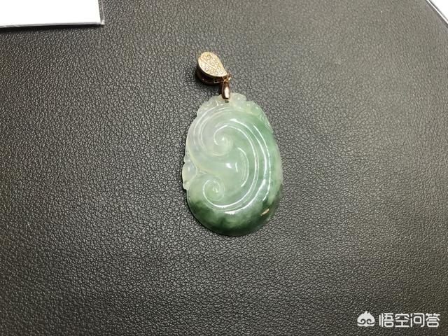 保平安的玉吊坠有哪些,翡翠饰品中，最常见的吉样图案有哪些？