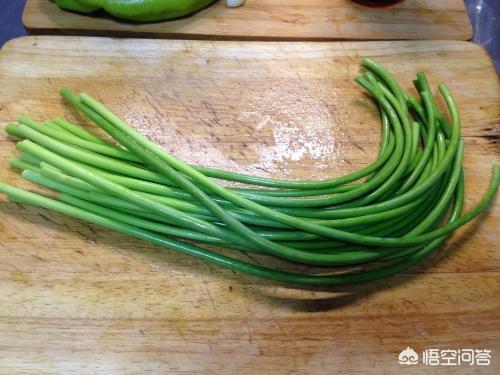 蒜苔的腌制方法:又到了腌蒜苔的季节，糖醋蒜苔怎样腌制？多长时间可以吃？