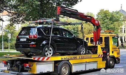 汽车悬空后退灵异事件:车尾贴“全时四驱，请勿拖车”几个字的汽车，真的不能拖吗？