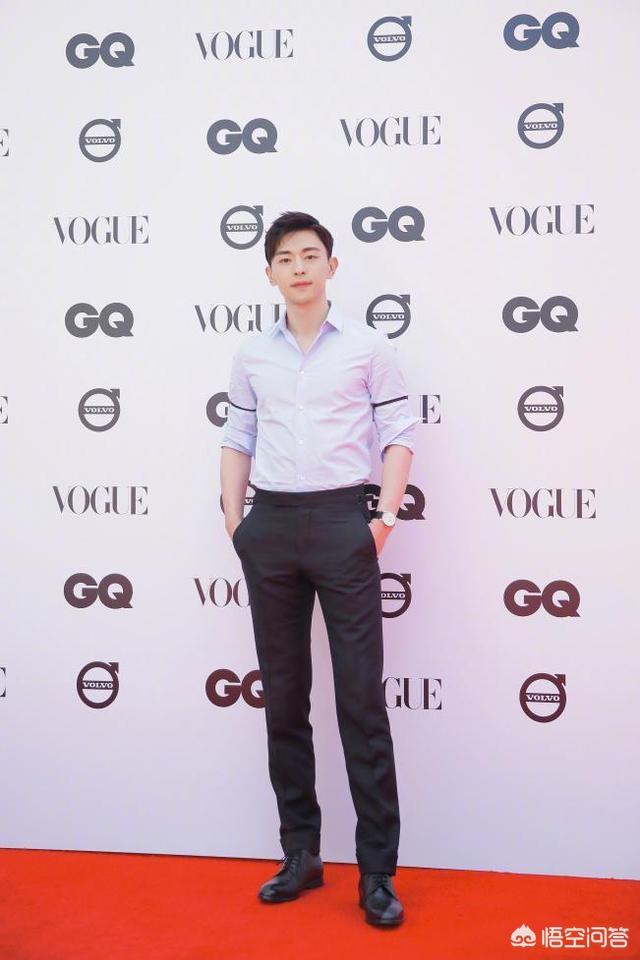 七分袖男t恤:男士上身穿短袖衬衫时，该不该塞进裤子里？(衬衫扎进裤子里的正确方法)