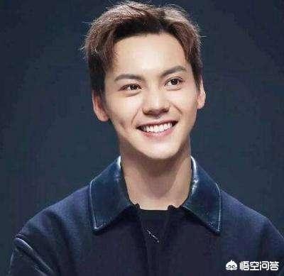 张艺兴户外吸烟:继王源之后，张艺兴抽烟又上热搜！如何看待明星抽烟这事