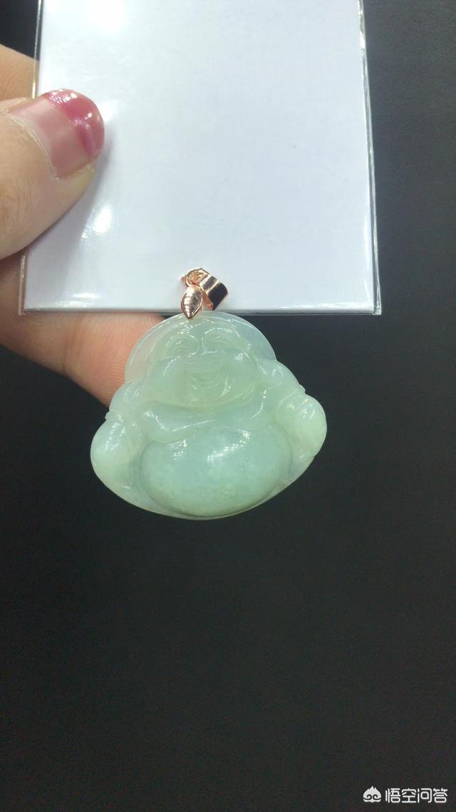 女生戴的翡翠吊坠,女孩子戴什么样式的翡翠挂饰最合适呢？