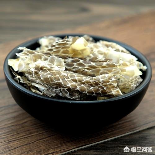 美女帮蛇蜕皮视频:农村，有人收藏蛇蜕下来的皮，有什么用处？