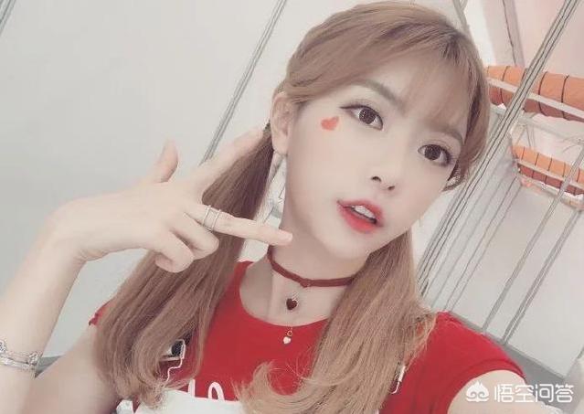LOL周淑怡被弹幕支配,直播时痛哭,声称自己每天笑嘻嘻,但压力很大,你怎么看？