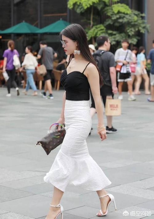 星星黑白色拼色绑带松:条纹单品应该怎么搭配呢？