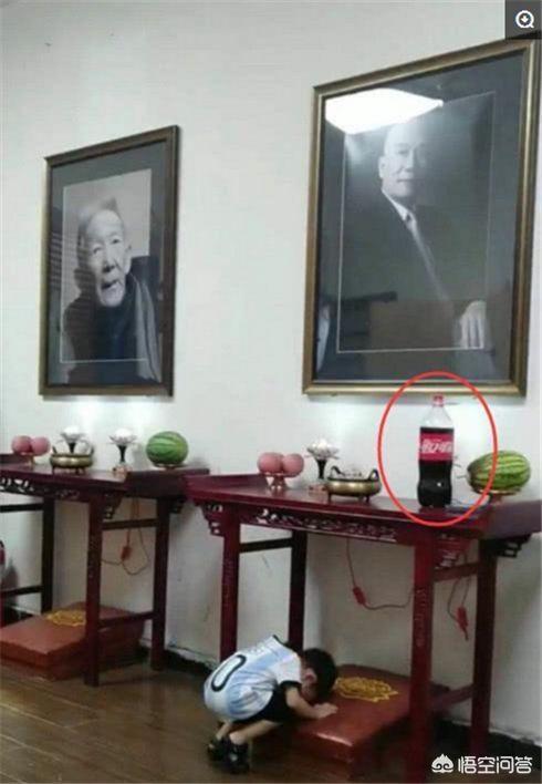 赵本山照片当遗像:德云社“后台”侯耀文遗像旁总放着一瓶可乐吗为什么