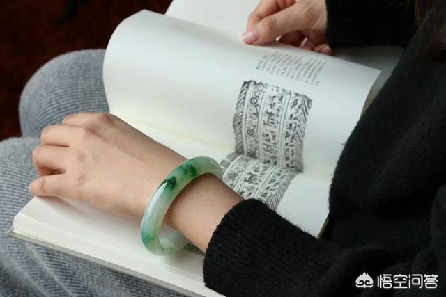 女生戴的翡翠吊坠,女孩子戴什么样式的翡翠挂饰最合适呢？