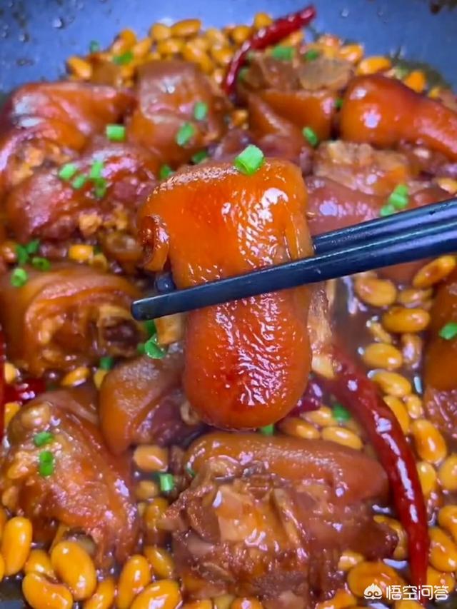 猪蹄红烧,清炖加什么样材料最好吃,请介绍真实做法？