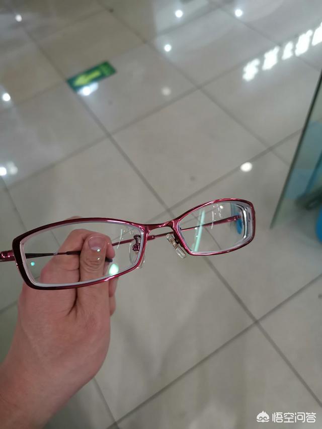 你知道一副镜片多少钱么，一副近视眼镜700元贵吗