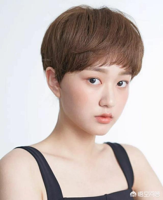 短卷发造型:短发烫了个羊毛卷发型，怎样才能打理出漂亮的造型？