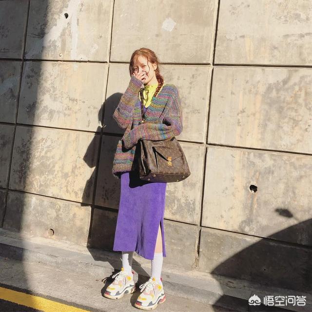 金泫雅整容:如何看待金泫雅在舞台上衣服不慎解开并托胸完成表演？