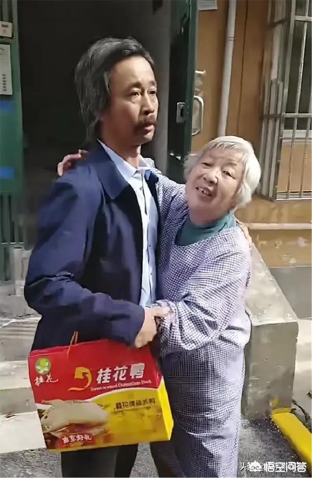 “流浪大师”沈巍回家看83岁老母亲形同陌路人。你怎么看？