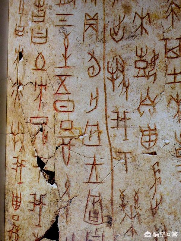 这可以从甲骨文的涂朱,后来在文字上缀以鸟虫图案,隶书的蚕头燕尾