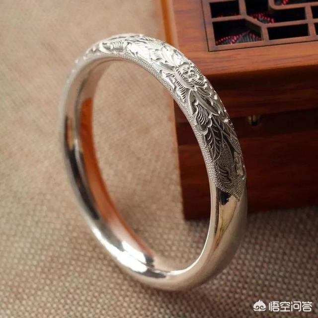 女生戴银手镯好吗,送女生银手镯买什么样的好？