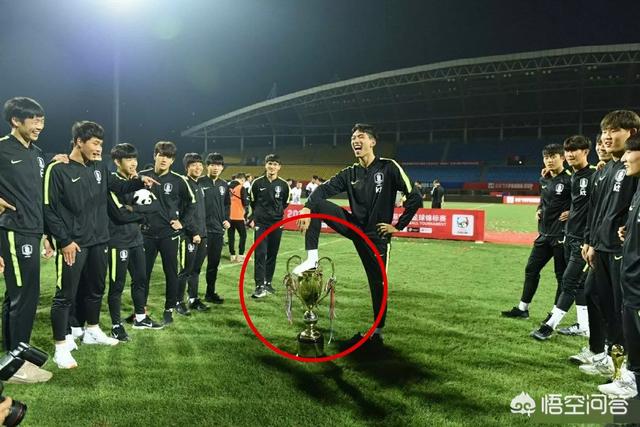 蔚山现代俱乐部表示：朴圭贤踩踏熊猫杯是在模仿伊布和拉莫斯，对此你怎么看？