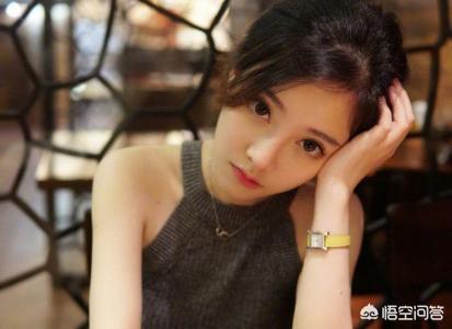LOL：冯提莫大秀性感弹力裤,娇小身材玲珑有致,玩家看完大呼:把持不住,你有何看法？