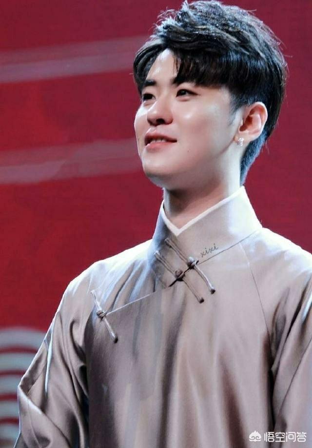 为什么九辫儿的大褂都是双排扣,而德云社其他人都只有一个扣呢?