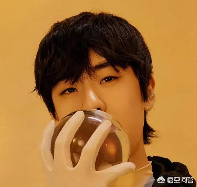 <a href=https://maguai.com/list/256-0-0.html target=_blank class=infotextkey>朋友圈</a>封面图片男生:张云雷登陆芭莎男士电子刊封面，这造型好看吗？