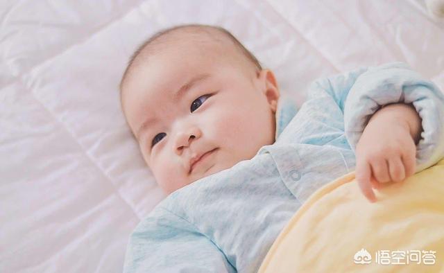 宝宝一岁一个月，白天精神很好，晚上睡觉两三个小时醒一次怎么办？