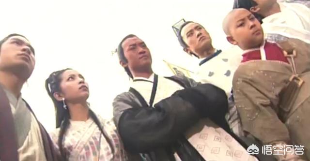 为什么《少年包青天》里陈道明演的八贤王很多场景都是双手端着,还藏在袖子里？