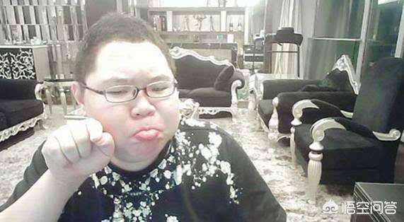 PDD住址曝光,粉丝送吃送喝,小轩试毒,但仍然快速消除地址防止泄露,为何这么害怕呢？