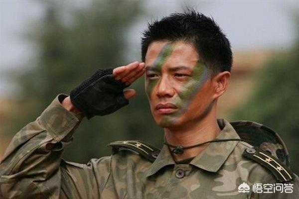 帕丽斯希尔顿:超模阿普顿被称之为最美火箭球迷，这是为什么