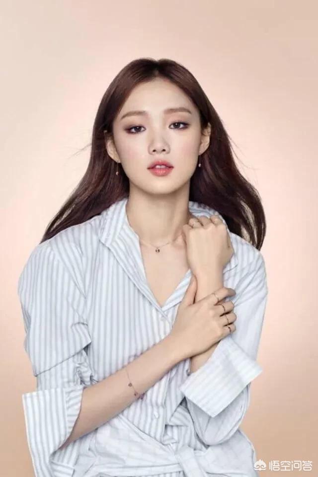 李圣经:李圣经的魔鬼身材上了热搜，那她有哪些超美的穿搭可以推荐呢？