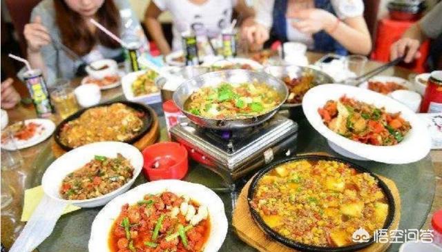朋友圈那些长得漂亮的女孩子没上班,天天到处旅游吃喝玩乐消费,是从哪获得的经济来源？