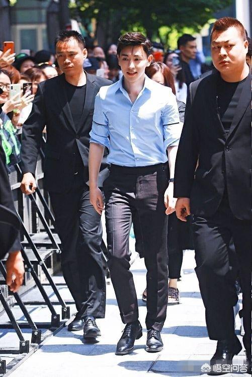 七分袖男t恤:男士上身穿短袖衬衫时，该不该塞进裤子里？(衬衫扎进裤子里的正确方法)