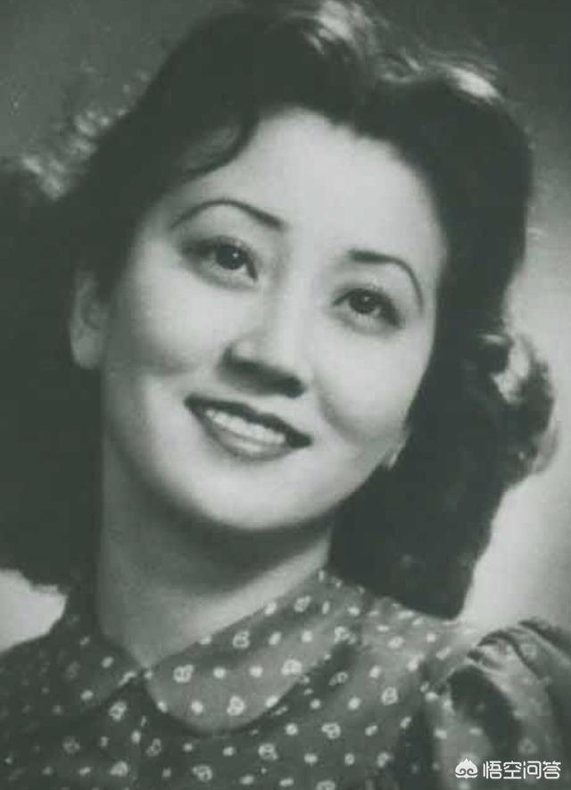 蒋英与李双江合照:如果有一天你发现和柯南住一个酒店，该如何自救？