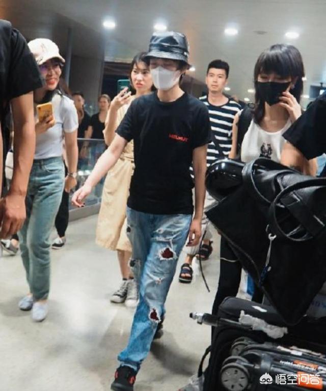 黄小蕾结婚了吗:曾轶可自曝在机场遭安检刁难，事情真相到底如何？对此你怎么看？