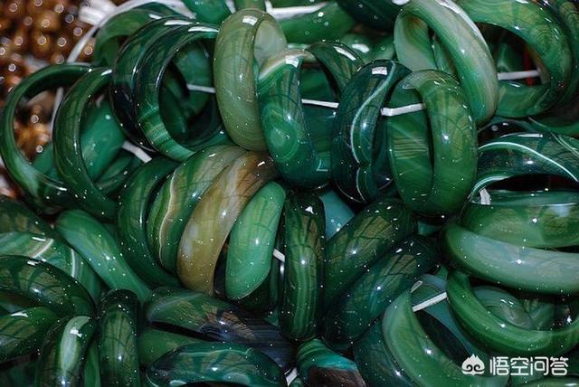 玛瑙玉髓白手镯,请问这个玛瑙手镯能值多少钱？