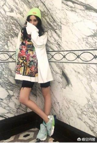 杨幂海洋之心项链:杨幂被称为街拍女王，她的穿搭有什么可以借鉴的？