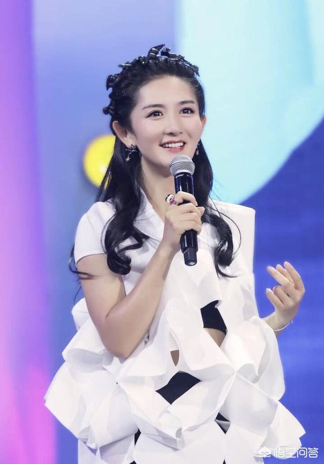 谢娜素颜:谢娜又被嘲土气，明明骨相很美，为何总被批与高级感绝缘？