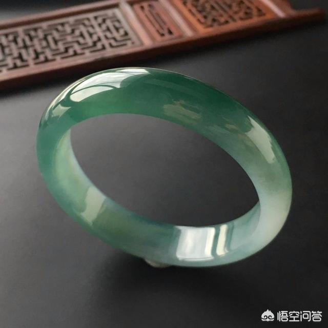 三种女人不适合戴翡翠,女性到了各个年龄应该如何佩戴翡翠手镯？