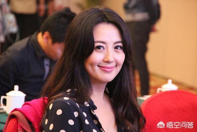 于和伟和宋林静合影:于和伟和张嘉益演技相比谁更厉害？谁的戏路更宽广？