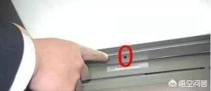 九九厕所偷拍精品视频:看到老人在地上坐着，你过去扶不？