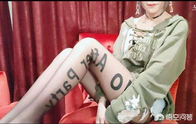 IG半决赛官方黑丝女主播意外爆火,网友直言“这谁顶得住“,你会喜欢她吗？