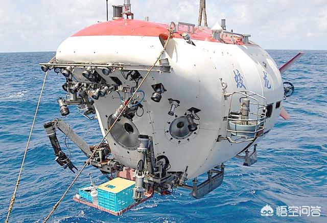 蛟龙号潜水艇，海底万米深可以将坦克压扁，为什么潜水器不会被压扁
