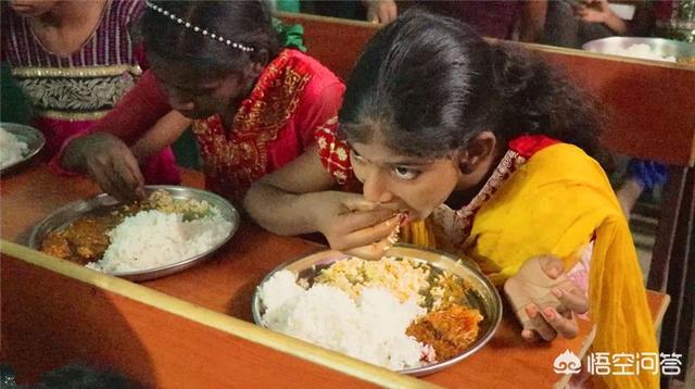 印度人吃饭用右手还是左手，印度人大便后用手擦，吃饭用手抓，是文化还是什么原因为什么