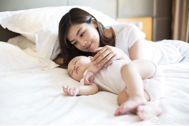 已婚女梦见哄小孩睡觉,宝宝睡觉时突然偷笑是怎么回事？