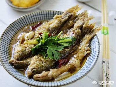 大锅炖鱼怎么做好吃，农家铁锅炖，他们的炖鱼酱汁是如何调的