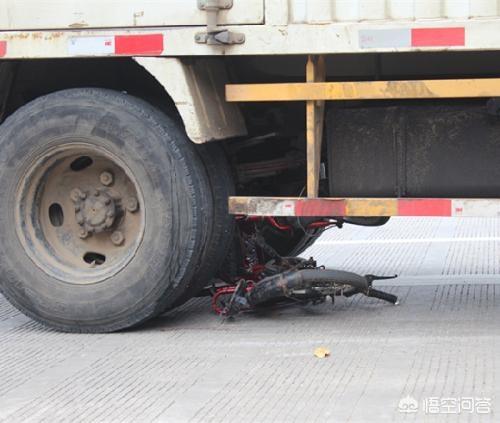 米脂事件:贵州公交坠湖事件，究竟是道德的沦丧还是人性的泯灭