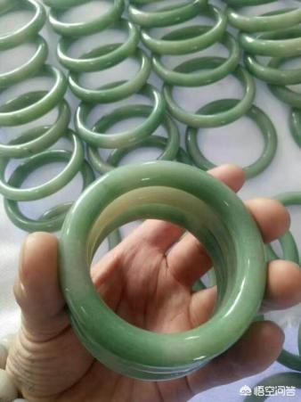 和田玉值钱不值钱,大家看看是不是和田玉，是的话值不值钱？