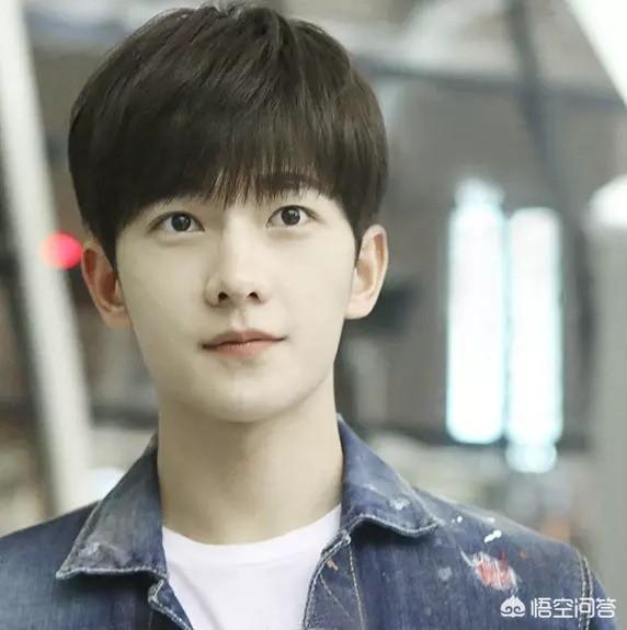 安以轩恋情曝光:罗晋唐嫣公布恋情，为什么胡歌微博沦陷了？