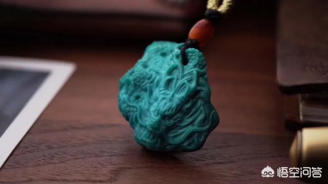 为什么翡翠睡觉不能戴,翡翠越戴越发黄发暗是怎么回事？