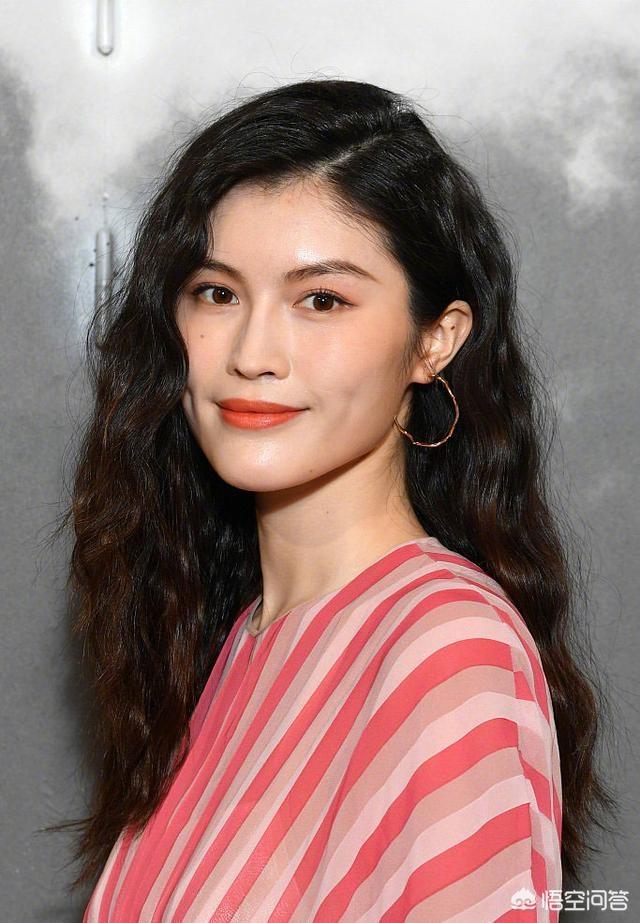 郭碧婷身高:郭碧婷出席巴黎时装周，穿的黑色半透轻薄透纱长裙是什么风格？