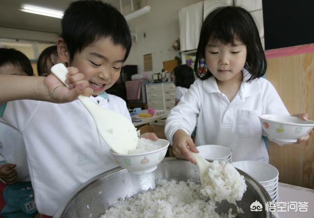 日本小学生的日常饮食你知道吗，日本学生在教室吃便当不会影响到别人吗