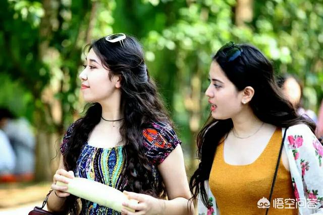 美女遛狗街拍:街拍模特，你会选择哪些小道具？