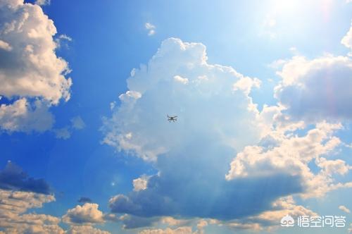 飞机上拍到巨人图片，人在飞机上看到天空会想什么